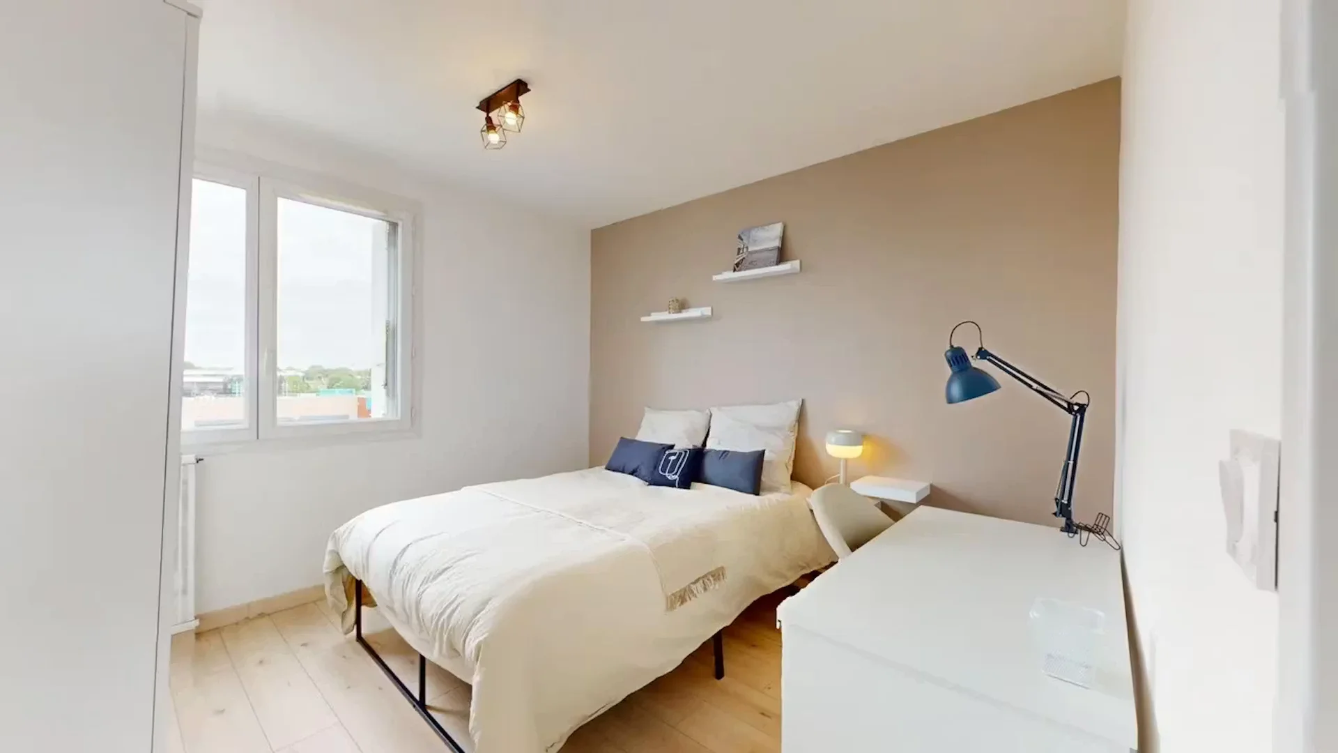 Student-friendly room in with modern amenities