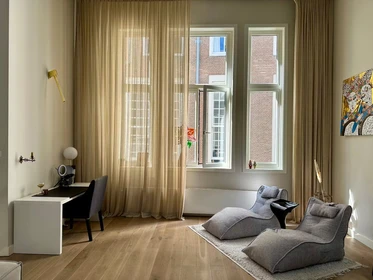Nowoczesne i jasne mieszkanie w Amsterdam