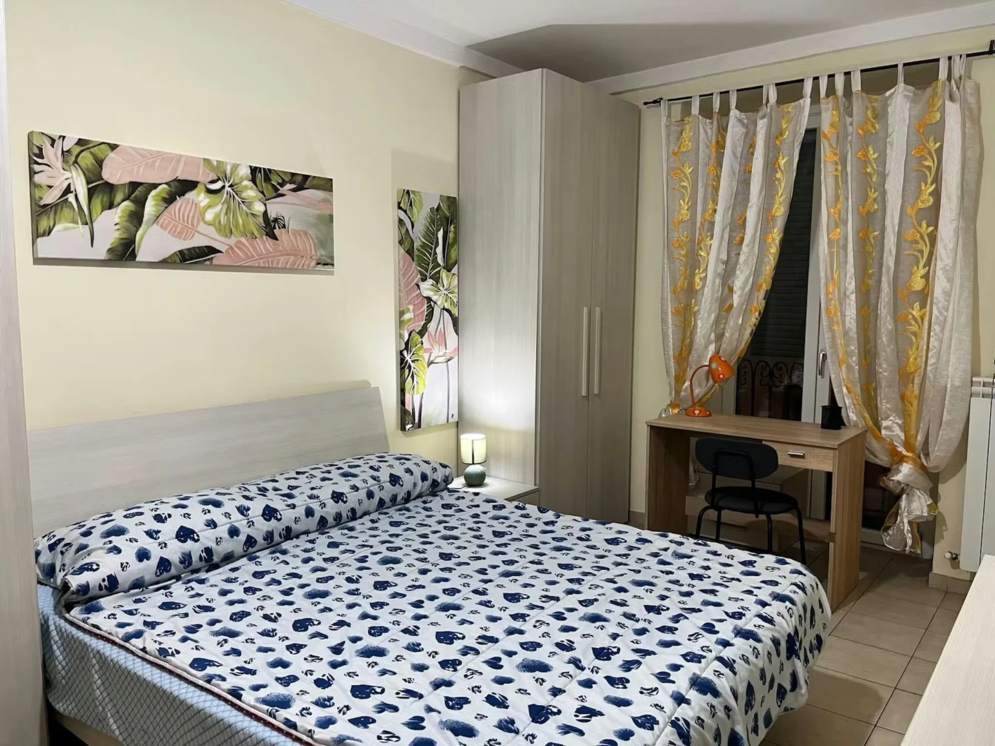 Habitación estudiantil luminosa y aireada con fácil acceso a la universidad en 