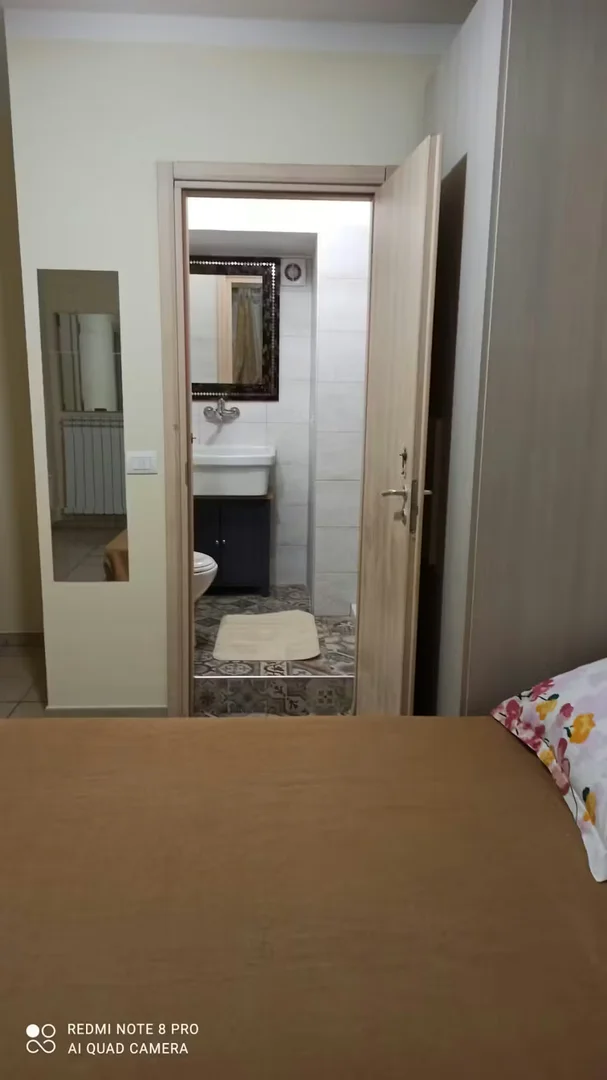 Habitación estudiantil funcional perfecta para estudiar en 