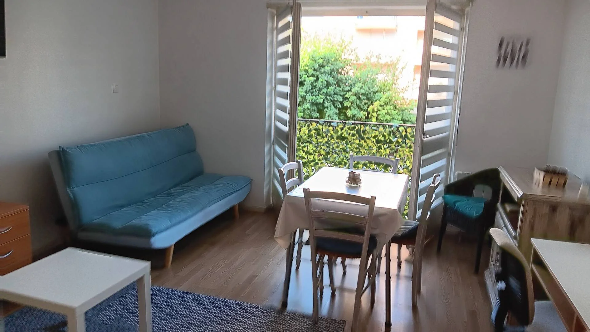 Quarto acessível para estudantes com iluminação ampla em 