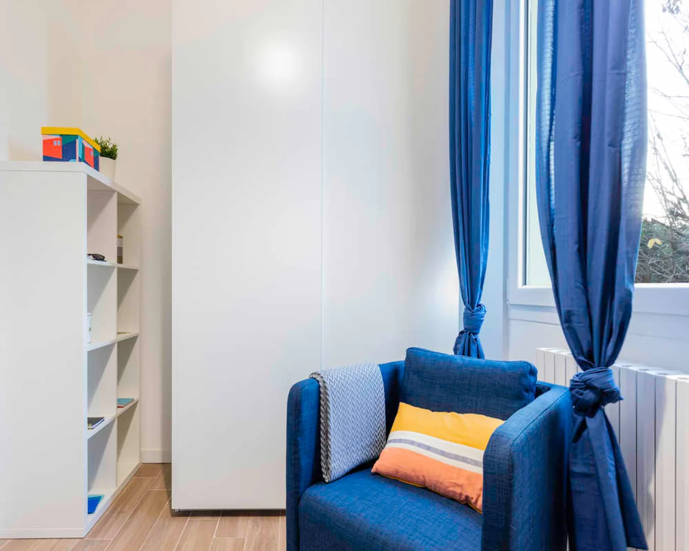 Quarto de estudante luminoso e arejado com acesso fácil à universidade em 
