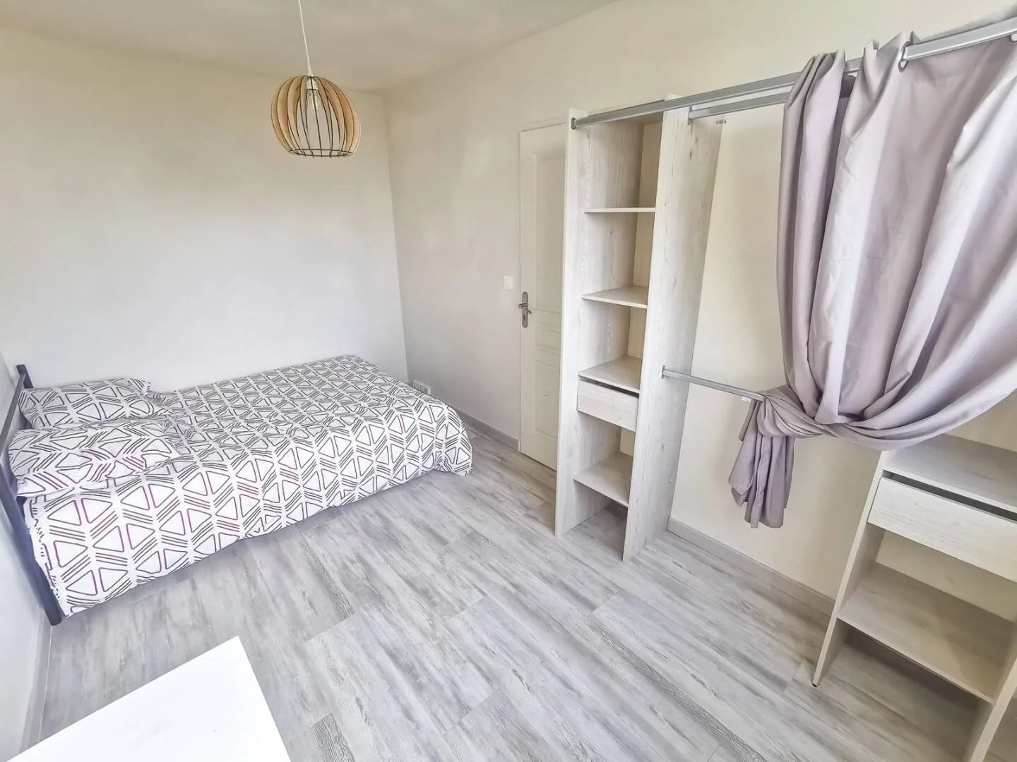  bölgesinde uygun konuma sahip ekonomik öğrenci odası