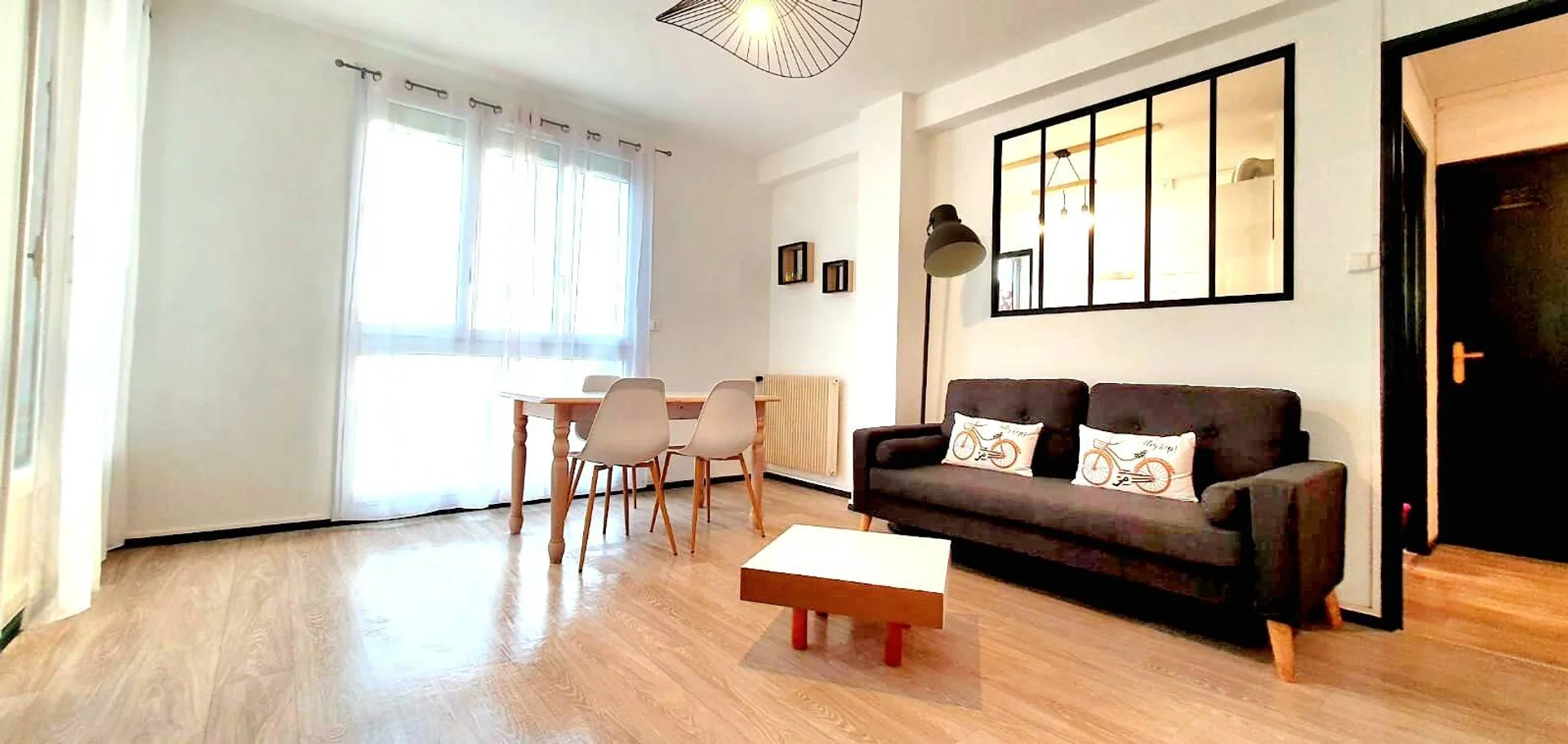 Quarto amigo do estudante em  com comodidades modernas