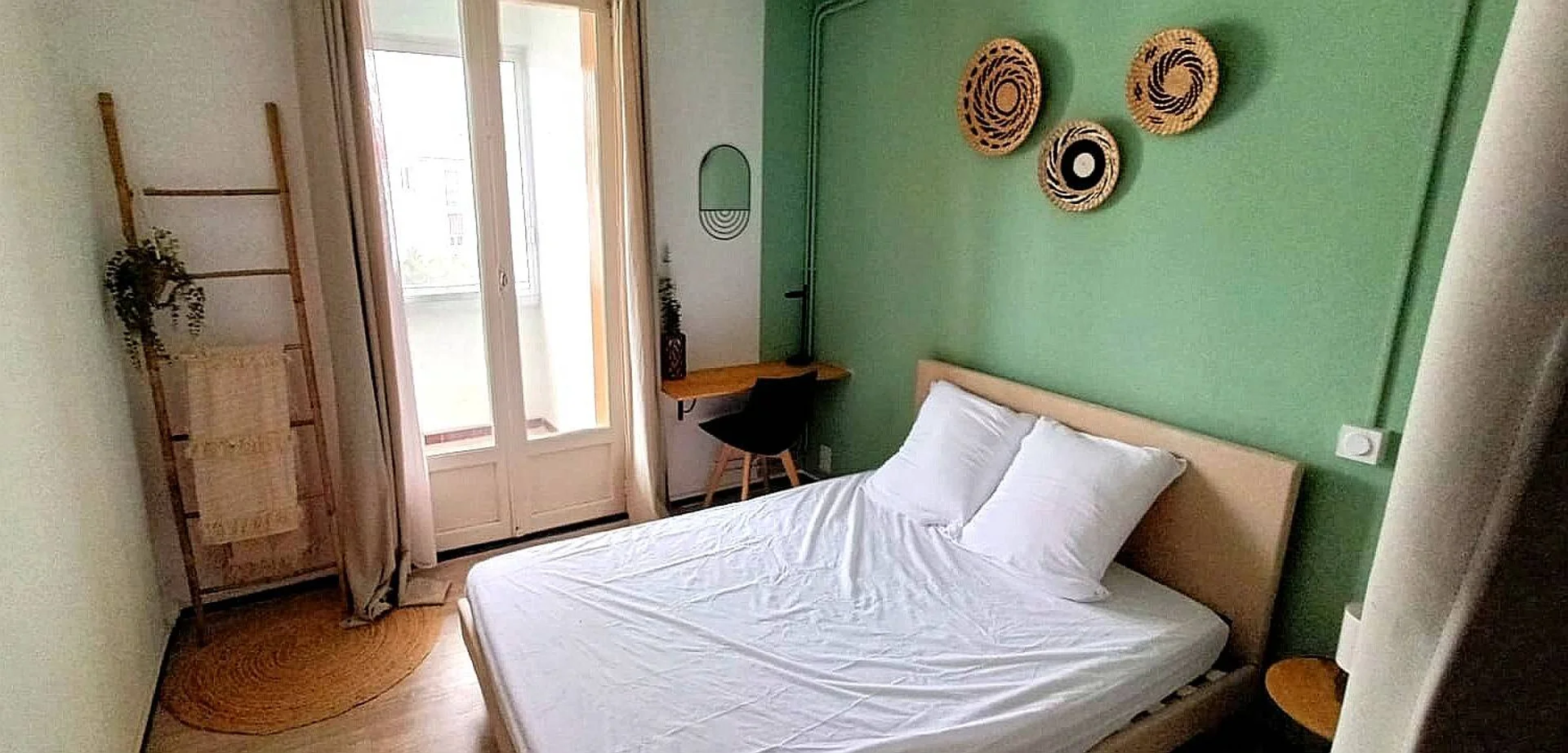 Quarto de estudante económico perto do campus em 