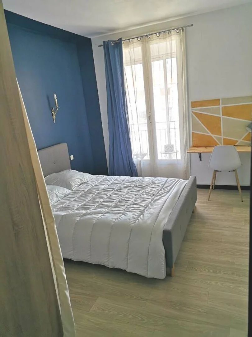 Quarto de estudante confortável e espaçoso em 