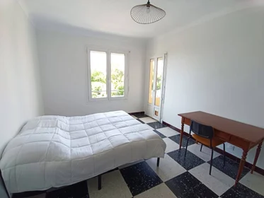 Renting rooms by the month in {area}