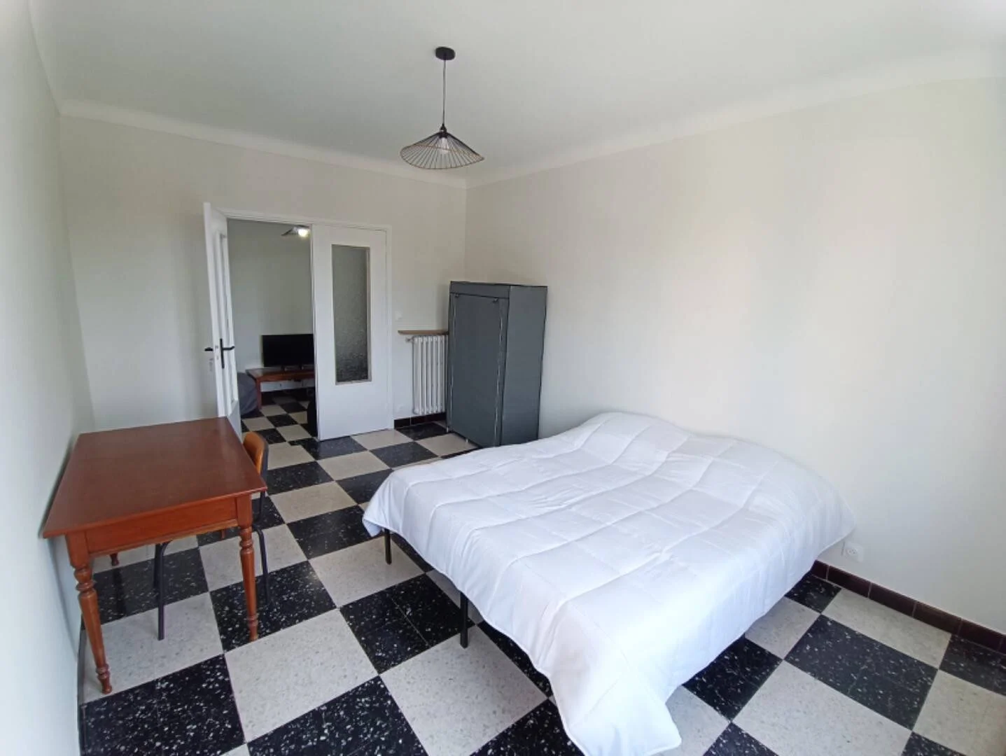Affordable room for students with ample lighting in 