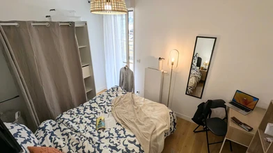 Bright private room in Paris