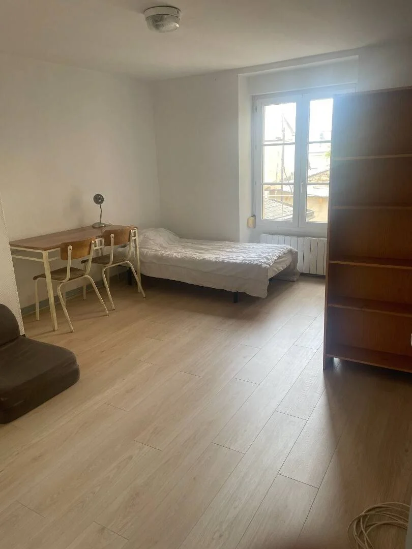 Affordable room for students with ample lighting in 