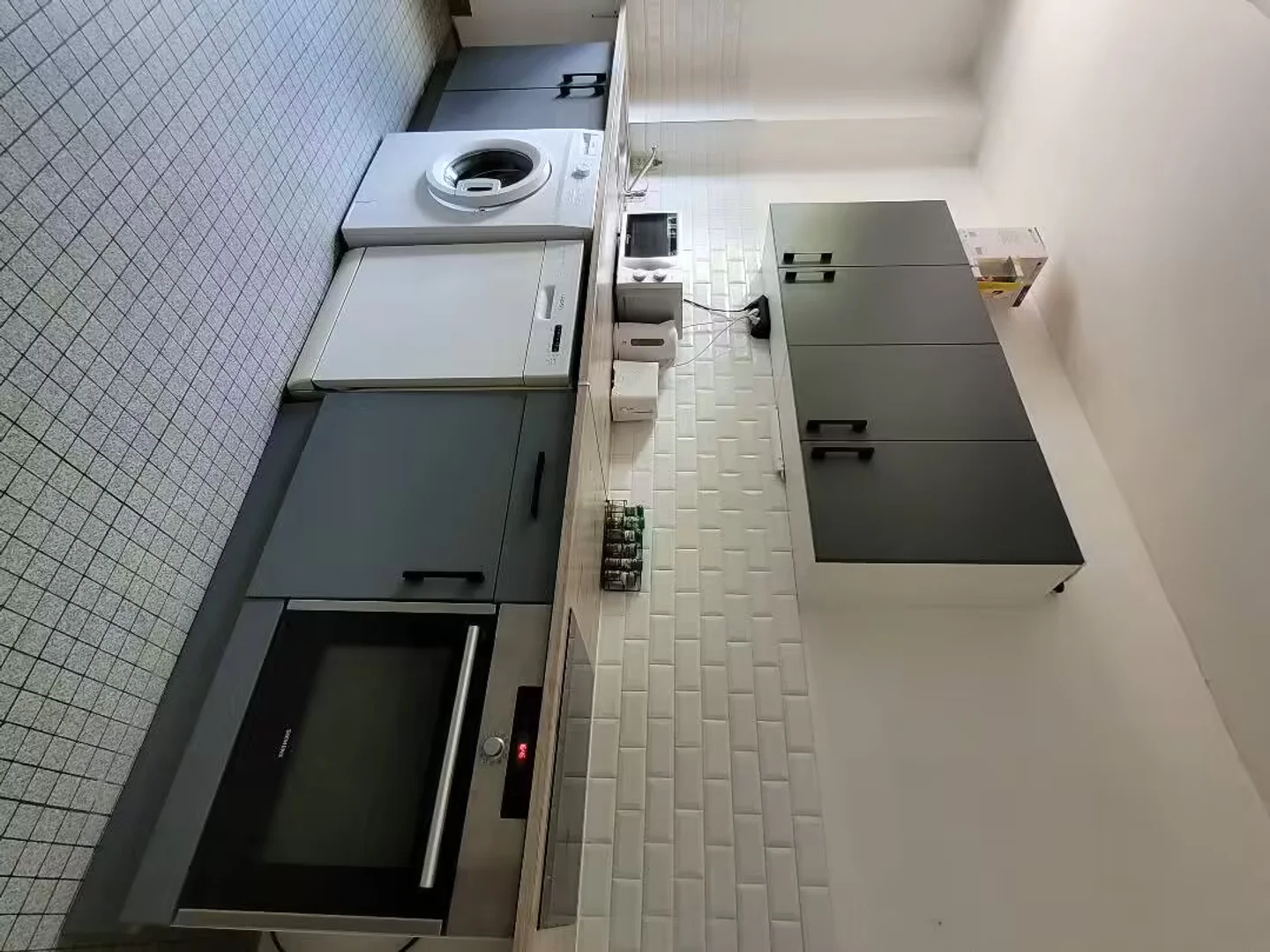 Quarto de estudante luminoso e arejado com acesso fácil à universidade em 