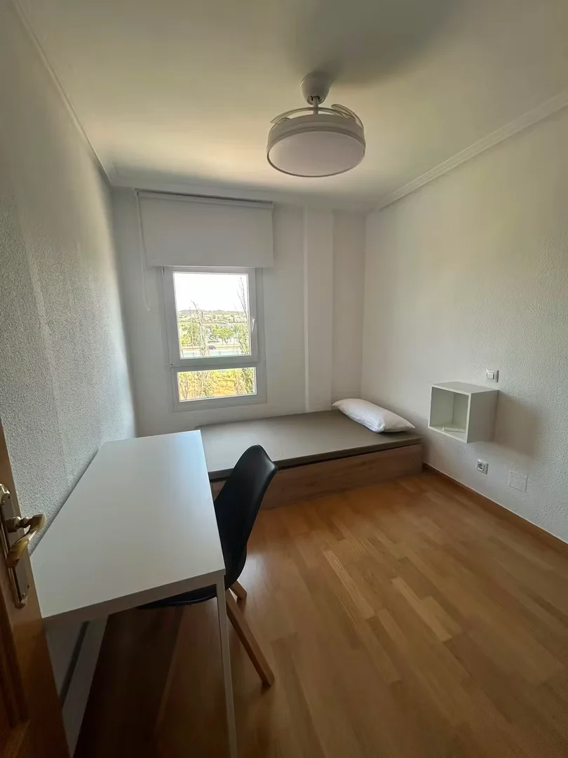 Habitación estudiantil amplia y cómoda en