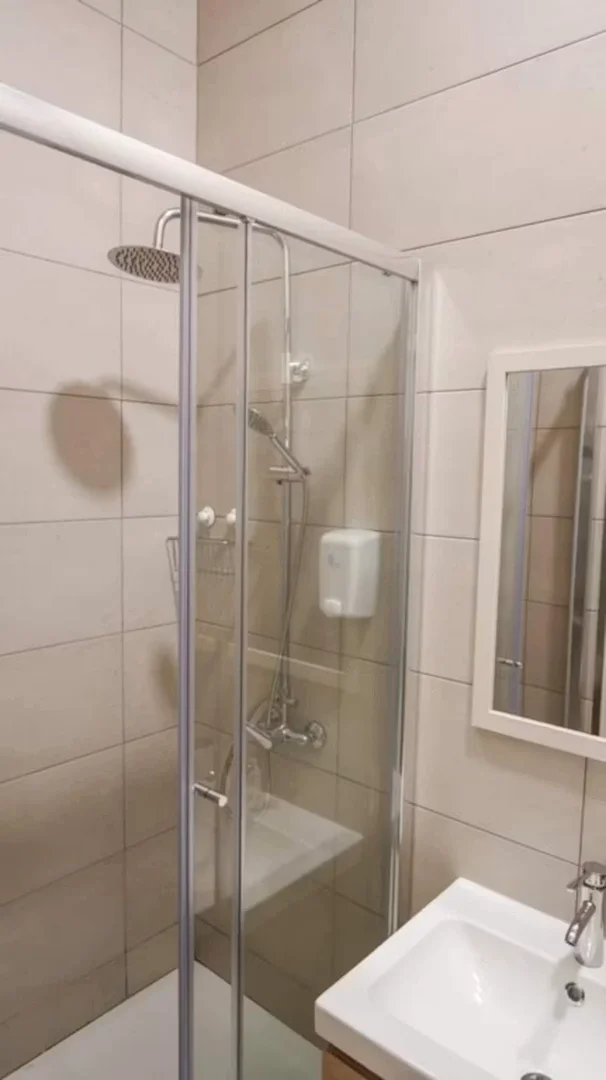 'da çalışma alanı ve ortak tesisler bulunan öğrenci odası