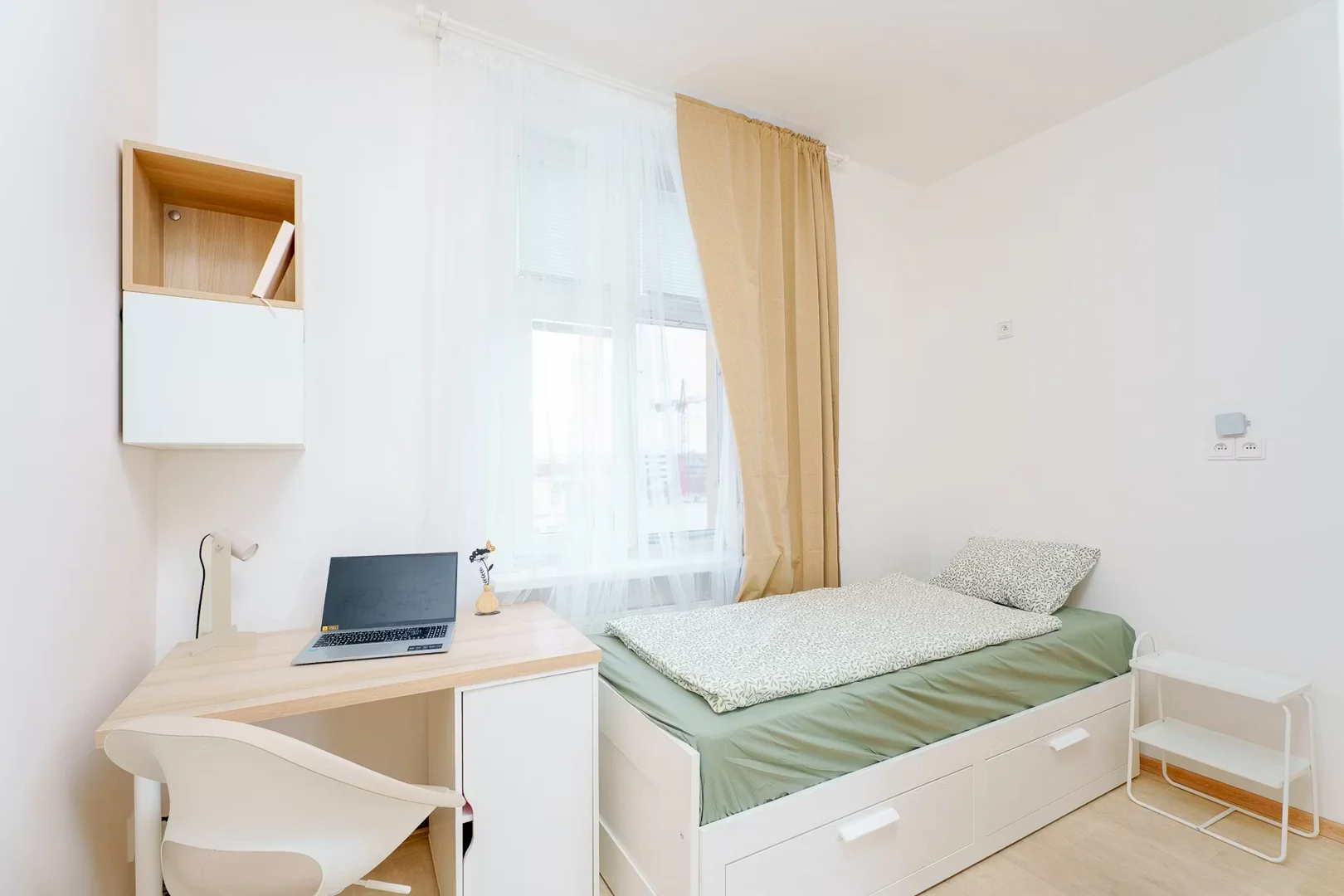 Studentenzimmer in mit Arbeitsbereich und Gemeinschaftseinrichtungen