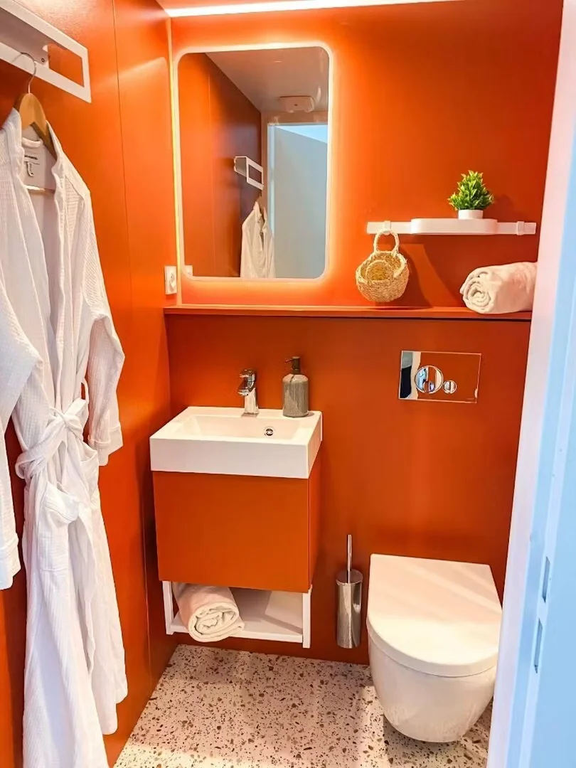 Funkcjonalny pokój studencki idealny do nauki w