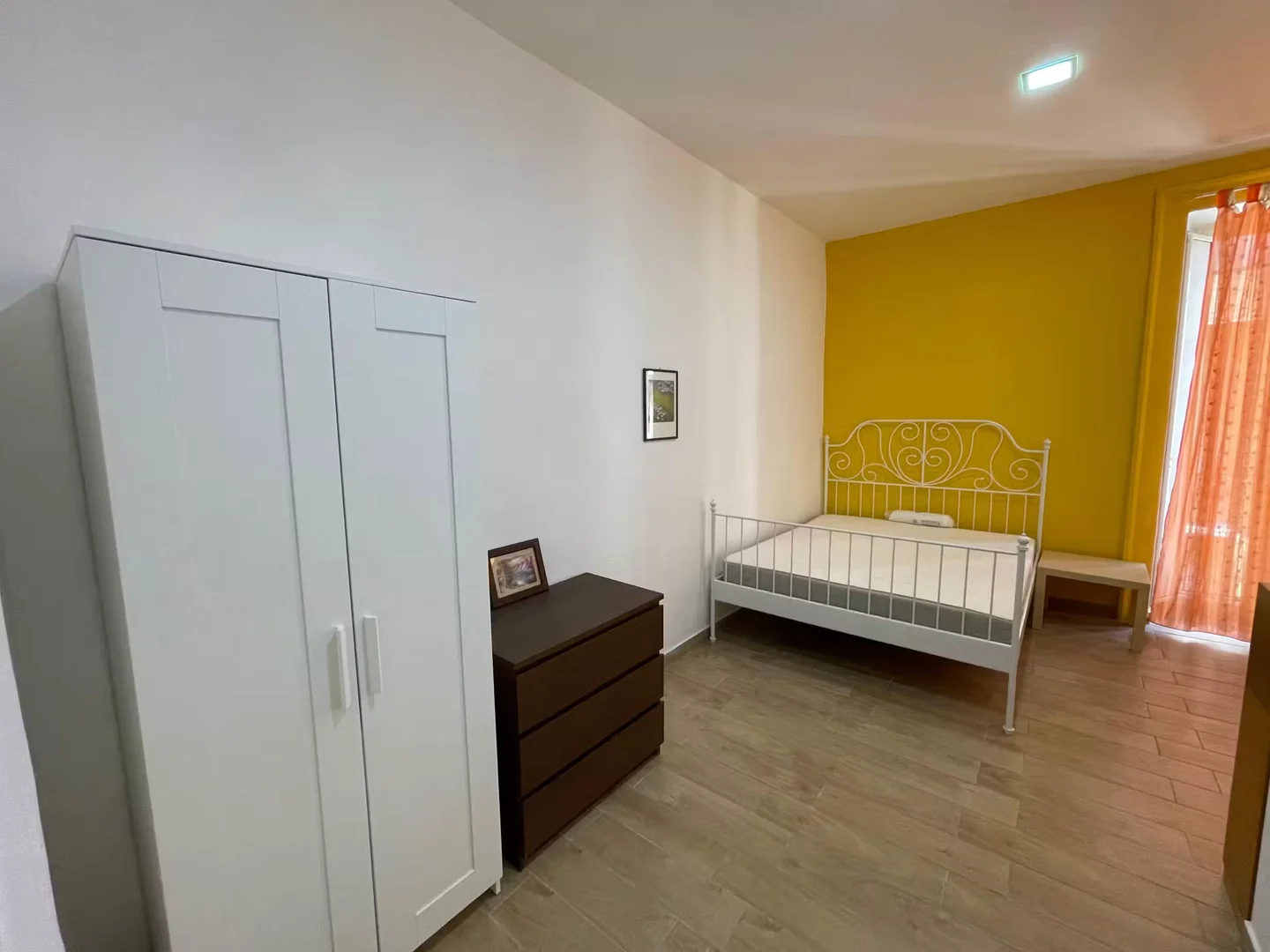 Chambre d'étudiant à avec espace d'étude et installations communes