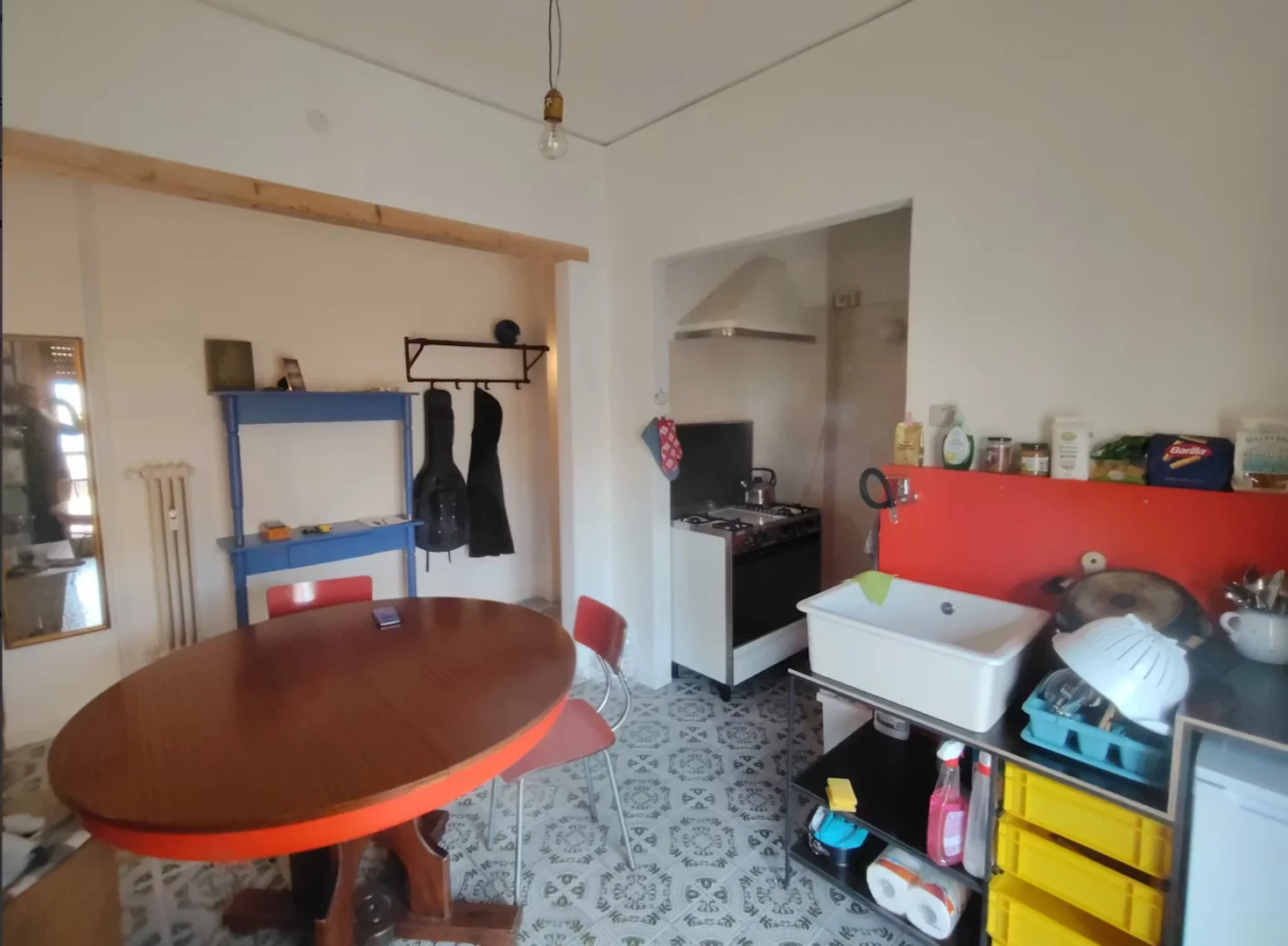 Quarto para alugar em apartamento de estudantes em , totalmente mobilado