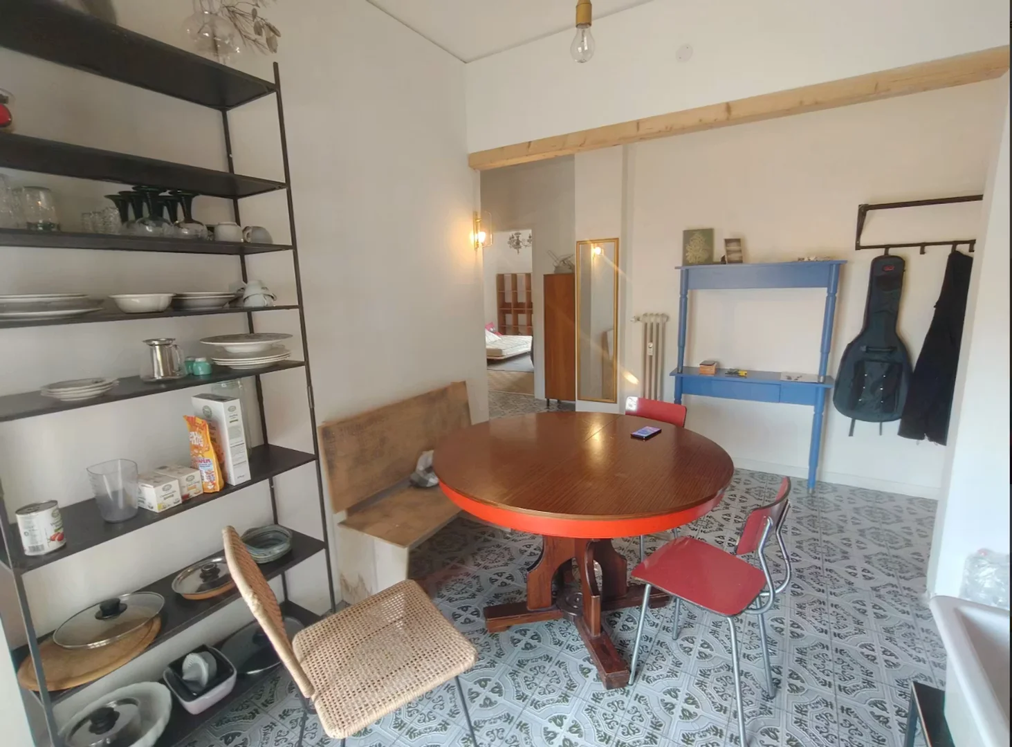 Quarto acessível para estudantes com iluminação ampla em