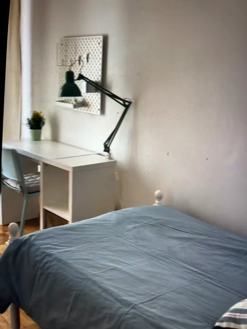 Chambre d'étudiant lumineuse et aérée avec accès facile à l'université dans 