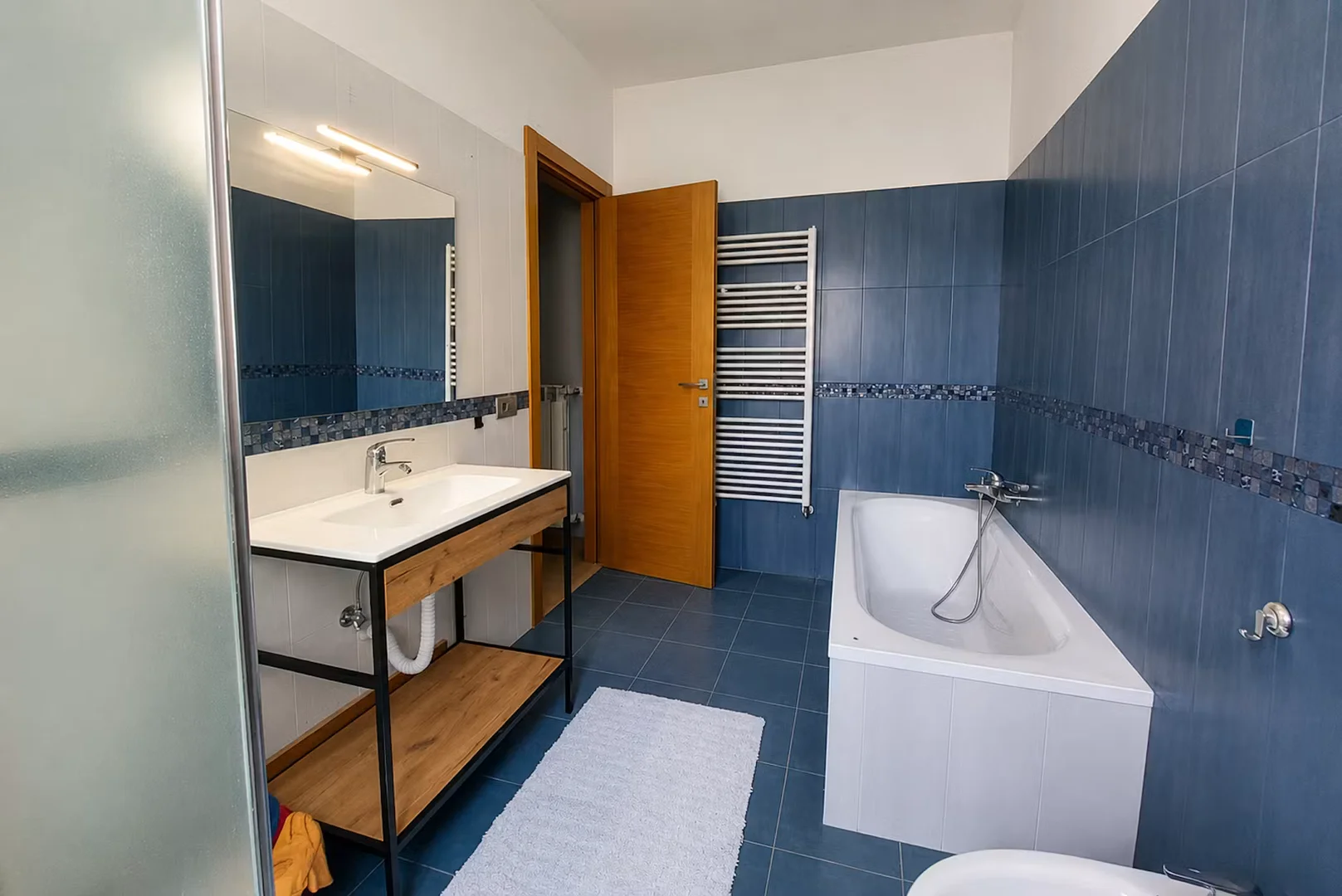 Chambre d'étudiant à  avec espace d'étude et installations communes