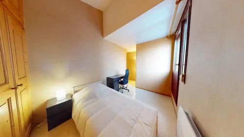 Zimmer mit Doppelbett zu vermieten {area}