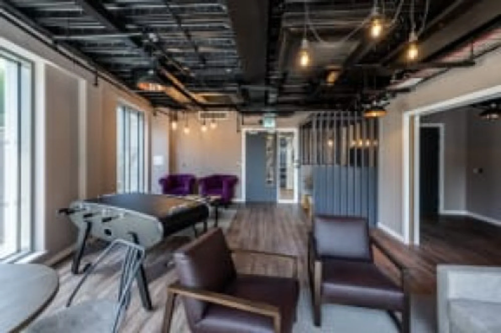 Quarto acessível para estudantes com iluminação ampla em 