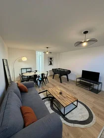 {area} de aylık kiralık oda