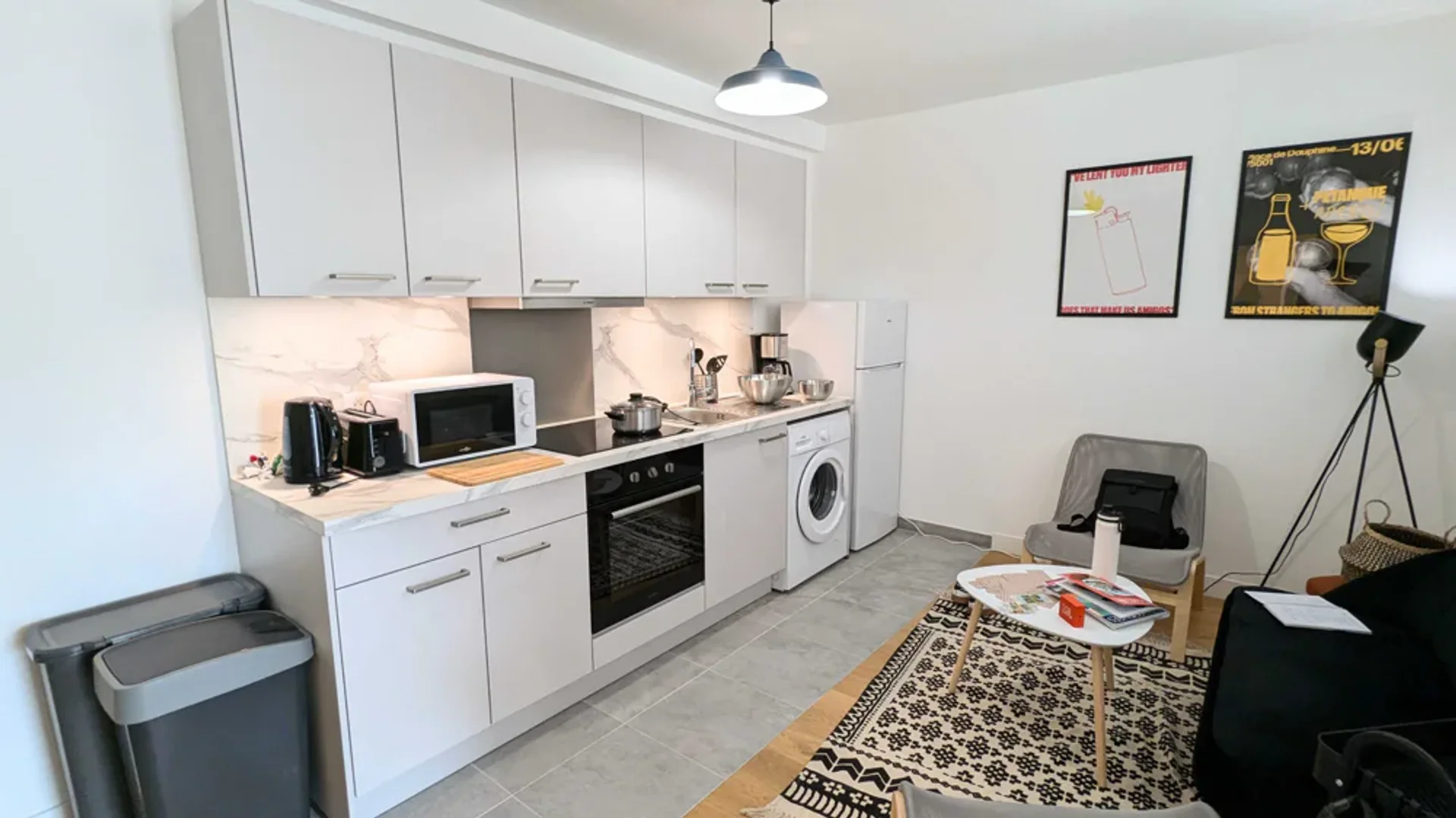 Stanza economica per studenti con ampia illuminazione in 