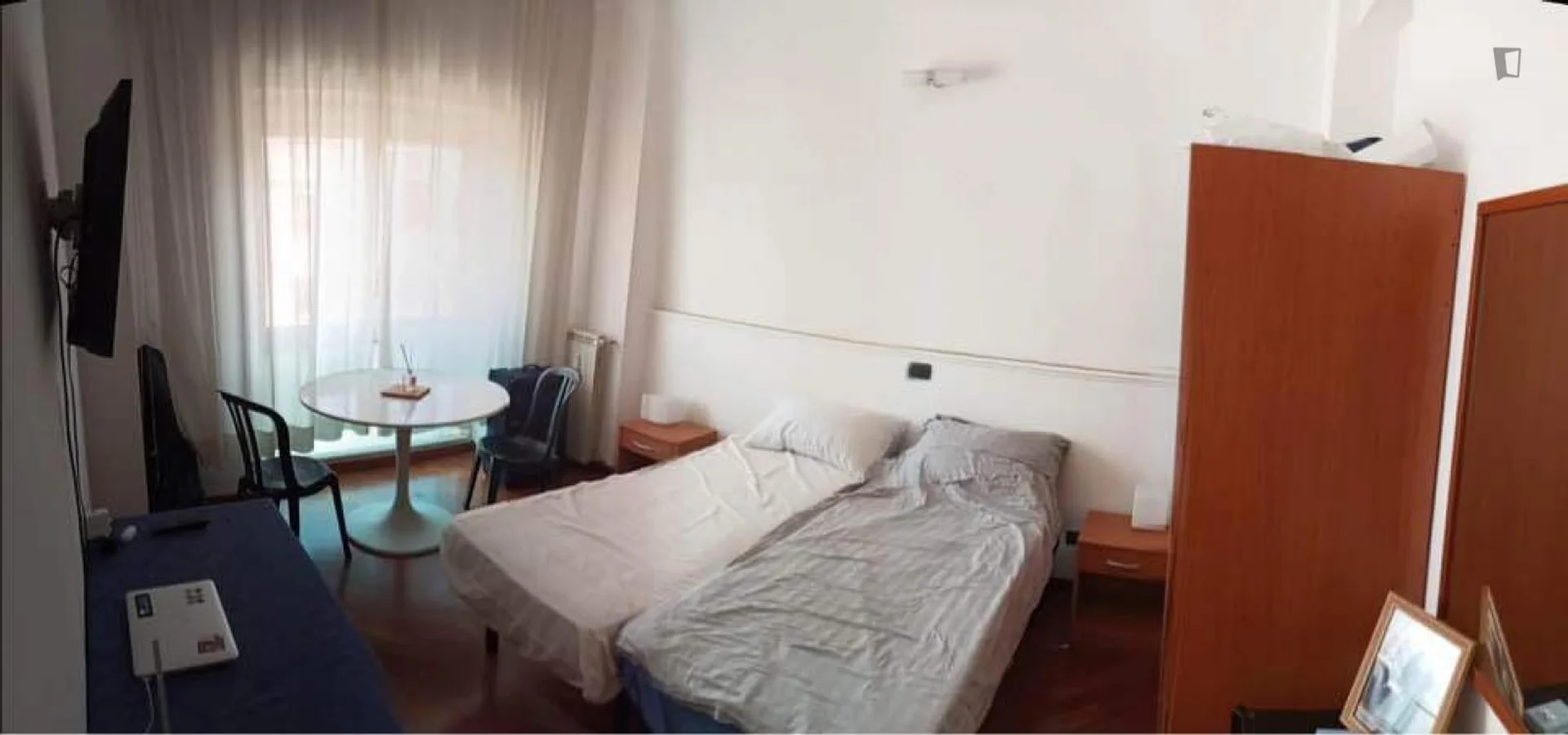 Chambre d'étudiant à  avec espace d'étude et installations communes