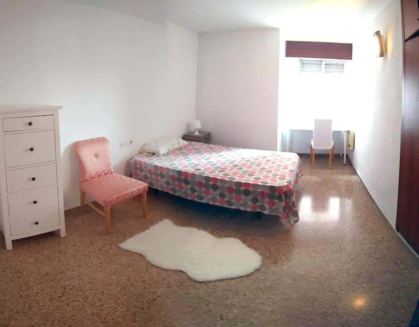 Komfortables und geräumiges Studentenzimmer in