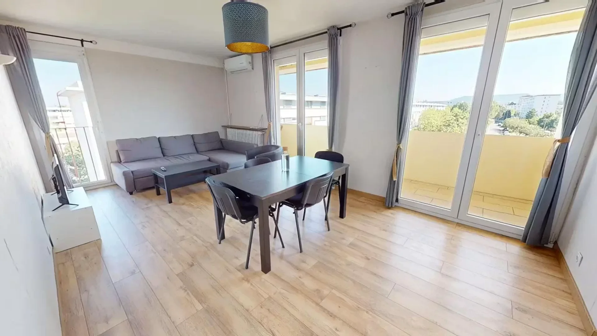  bölgesinde uygun konuma sahip ekonomik öğrenci odası