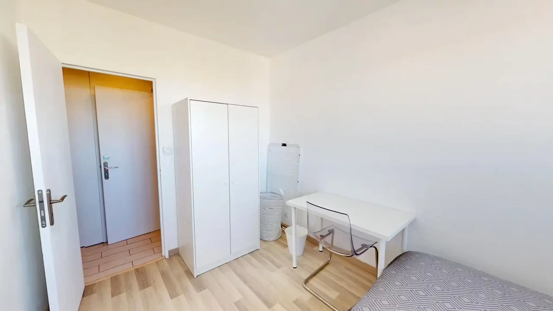  bölgesinde uygun konuma sahip ekonomik öğrenci odası