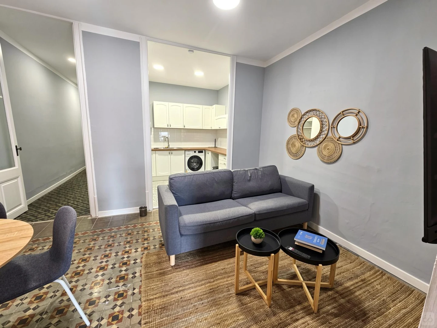 Funkcjonalny pokój studencki idealny do nauki w 