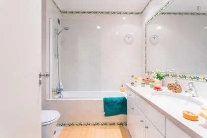 Private room at Rua de Duarte Barbosa, image 10 of 15