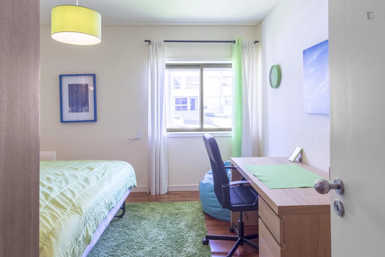 Functional student room perfect for studying in