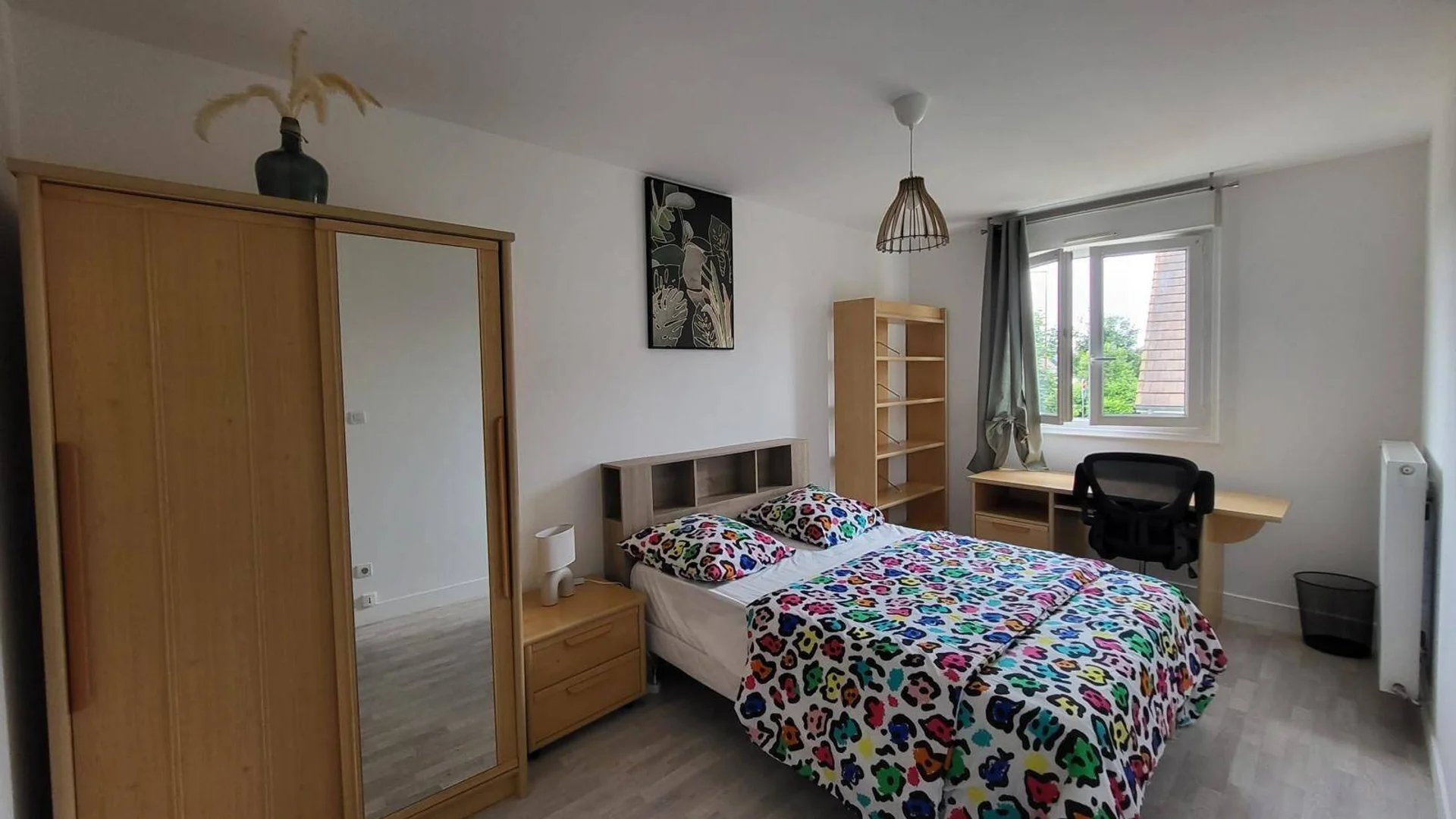 Habitación estudiantil funcional perfecta para estudiar en 
