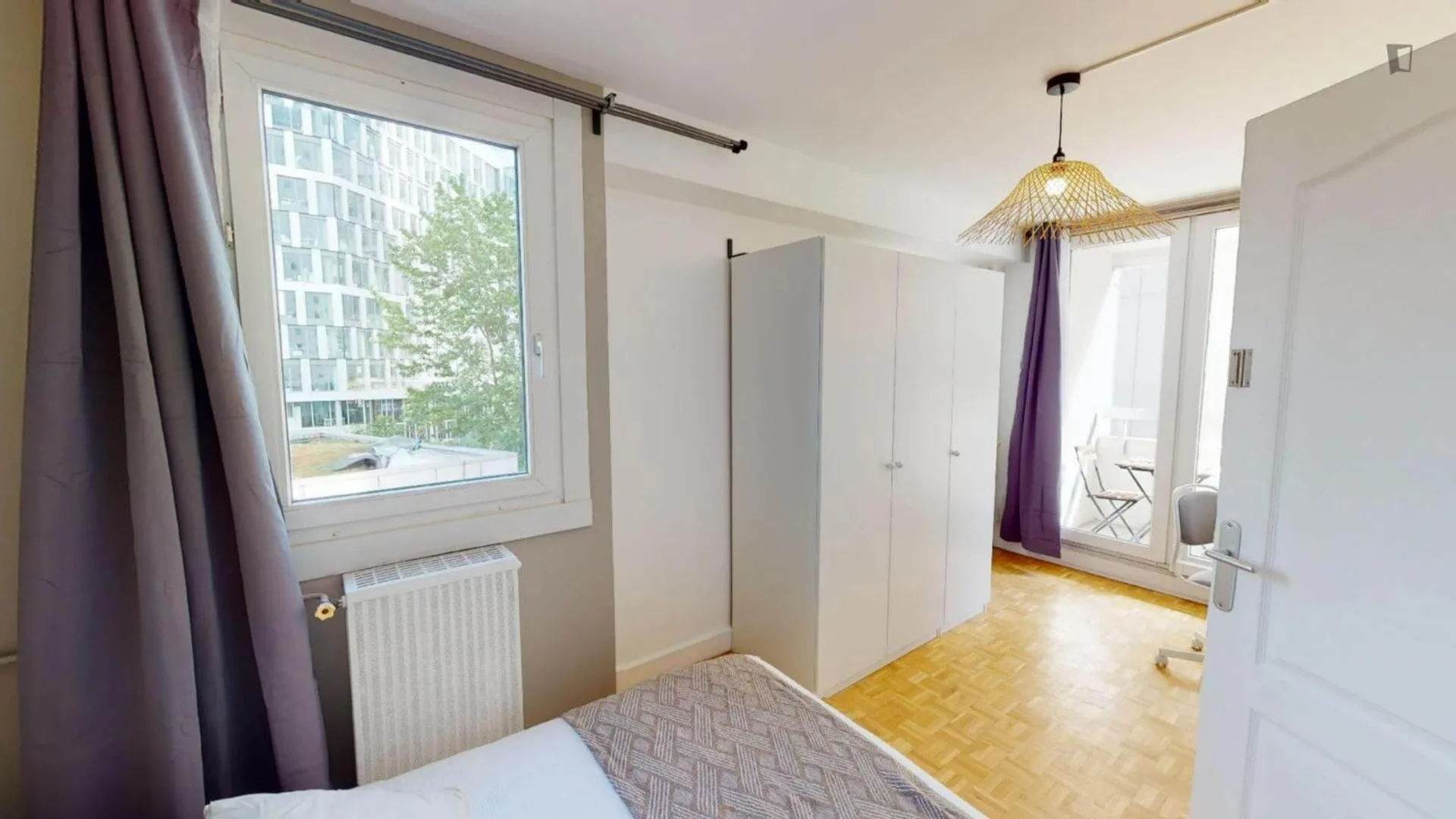 Bright and airy student room with easy university access in 