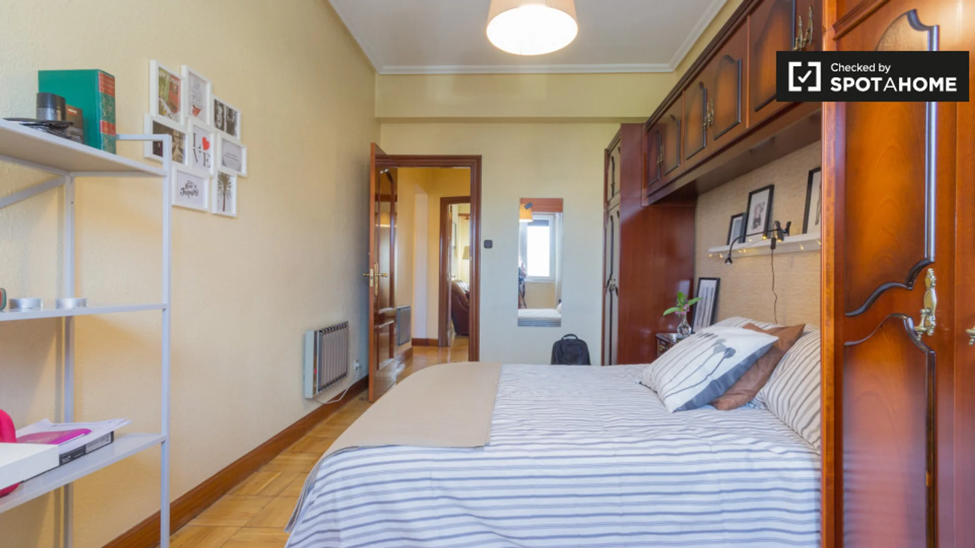 Chambre d'étudiant lumineuse et aérée avec accès facile à l'université dans 