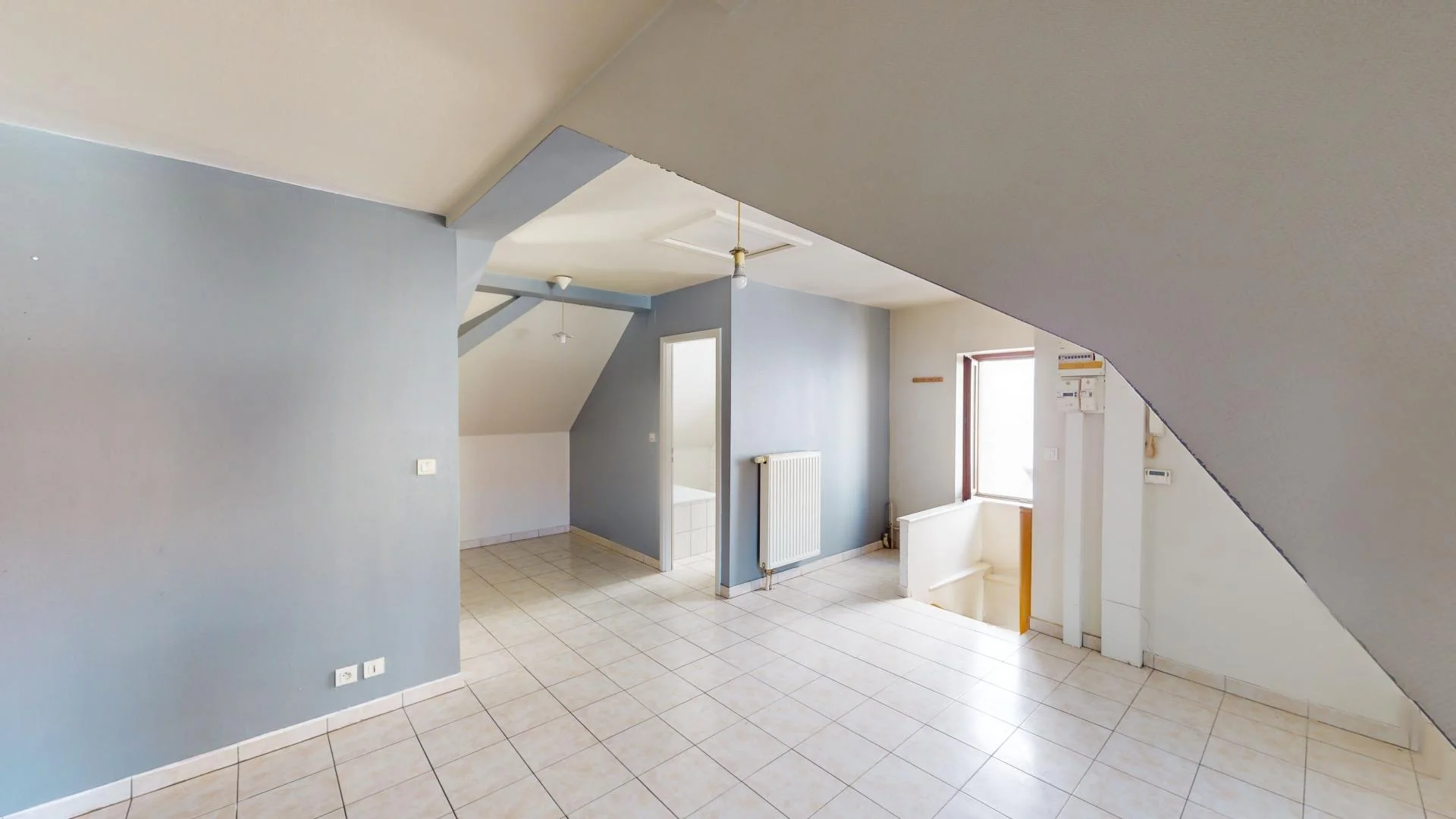 Habitación asequible para estudiantes con buena iluminación en