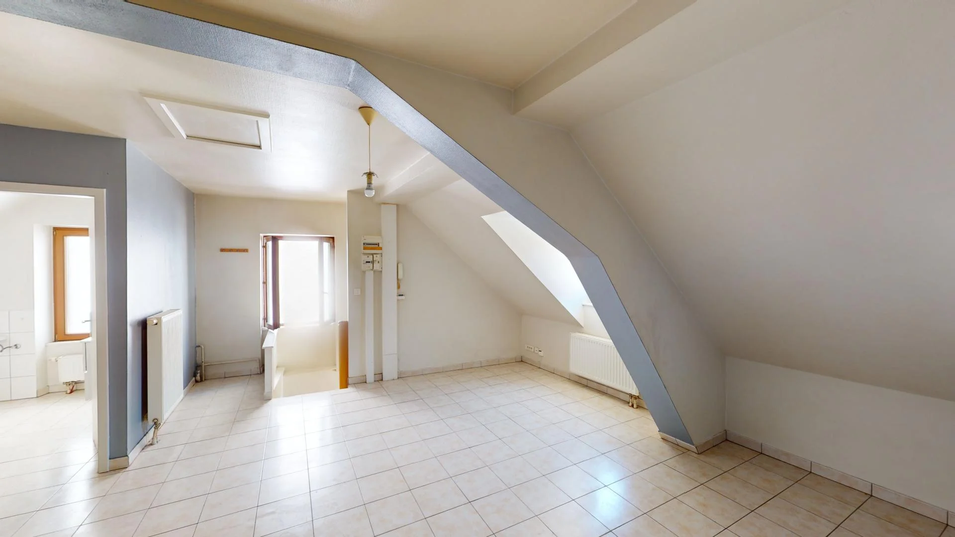 Habitación asequible para estudiantes con buena iluminación en