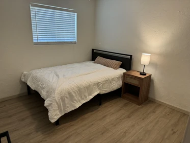 Quarto para alugar com cama de casal em Mesa