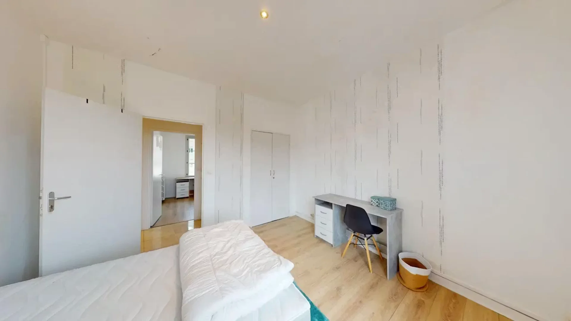 Quarto de estudante confortável e espaçoso em 