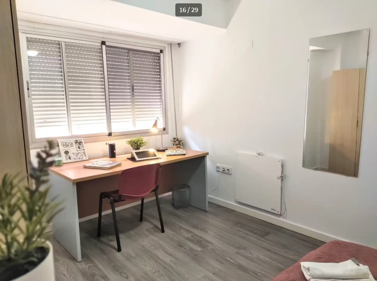 Quarto de estudante económico perto do campus em 