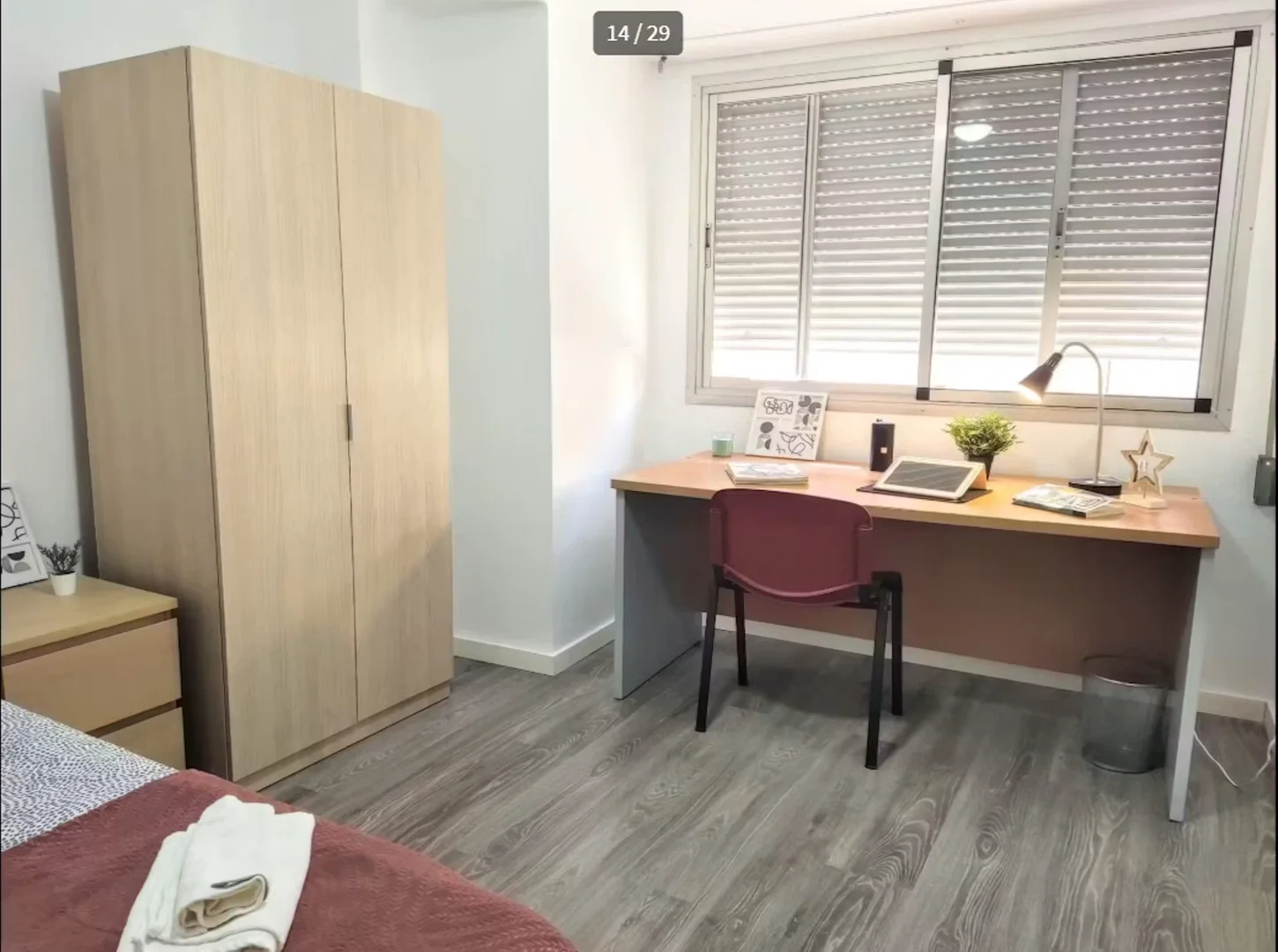 Quarto de estudante em  com área de estudo e instalações partilhadas