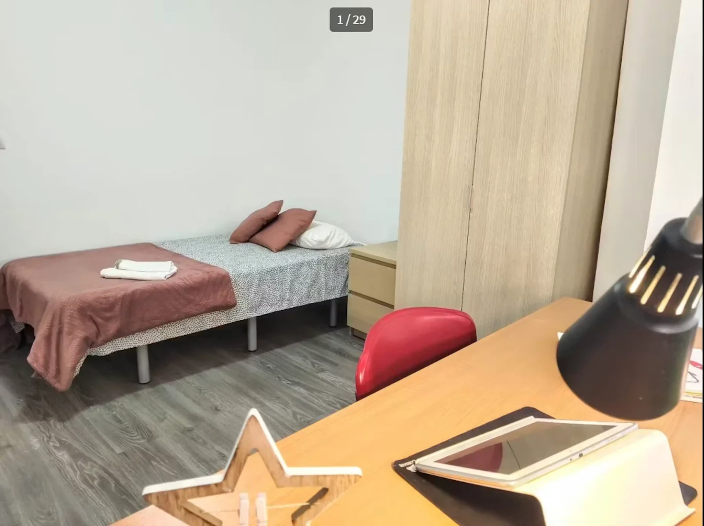 Quarto de estudante económico perto do campus em 