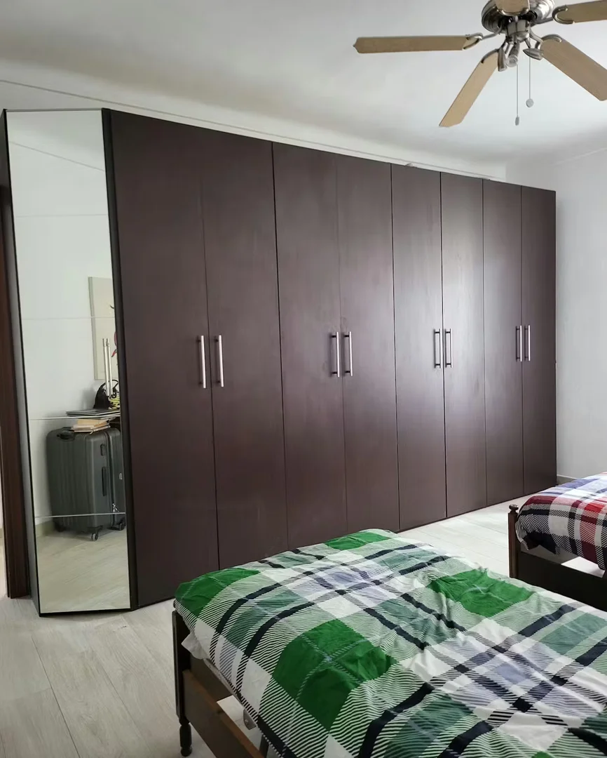 Quarto acessível para estudantes com iluminação ampla em 