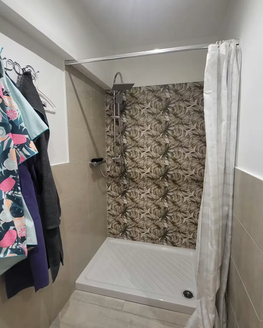 Quarto para alugar em apartamento de estudantes em , totalmente mobilado