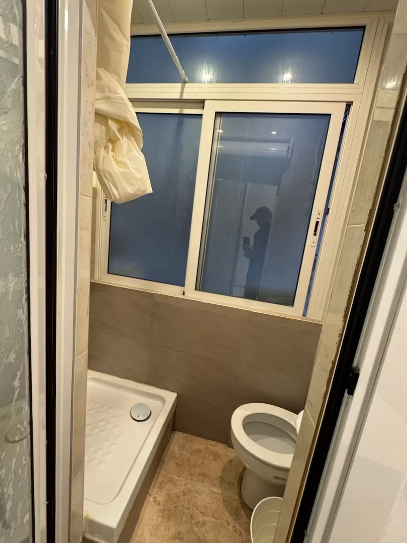 Habitación estudiantil amplia y cómoda en 