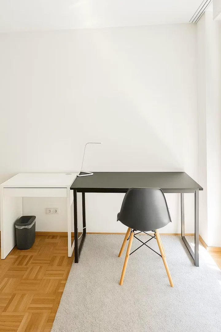 Bezahlbares Zimmer für Studenten mit ausreichender Beleuchtung in