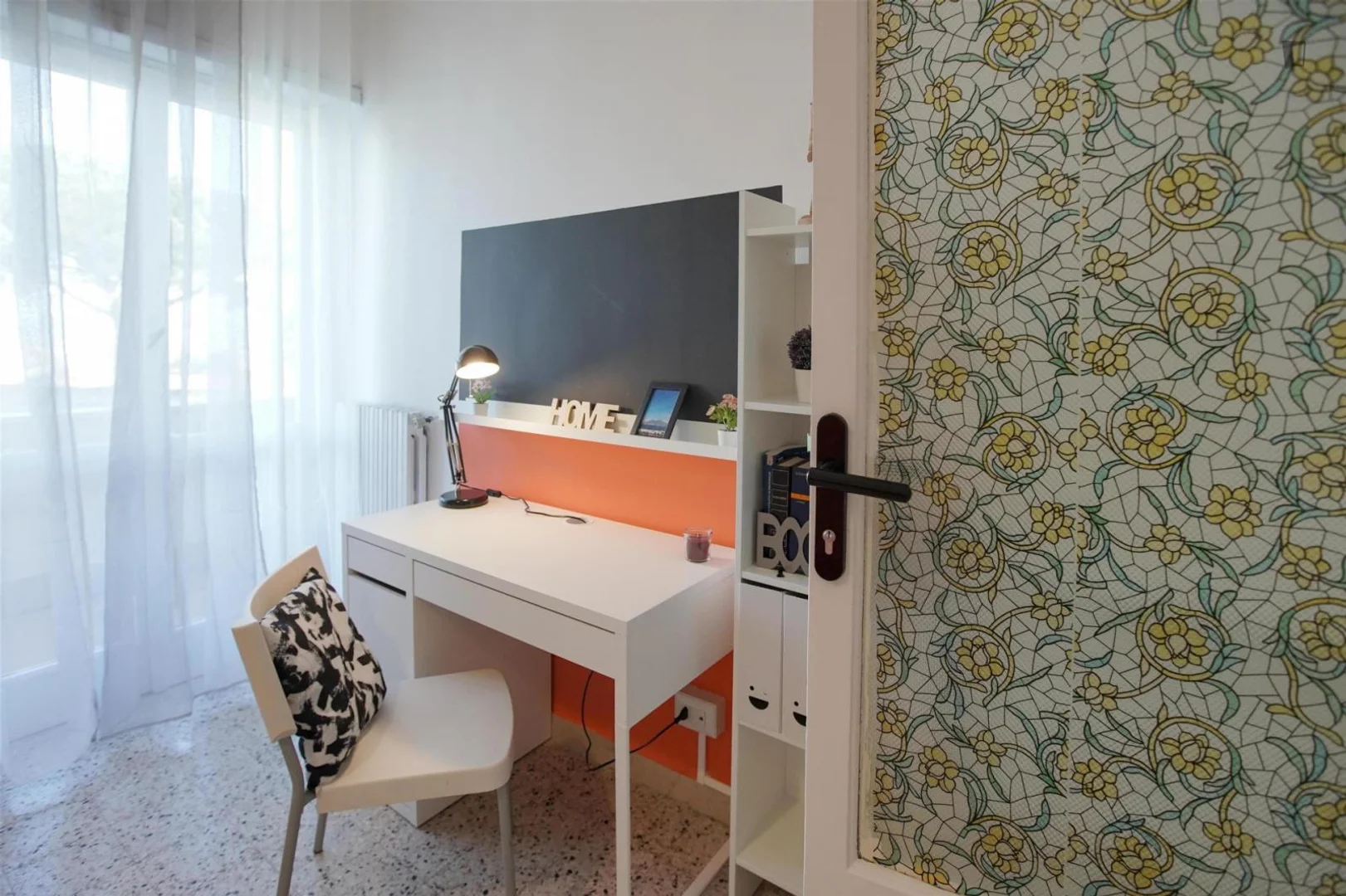 Chambre abordable pour les étudiants avec un bon éclairage dans 